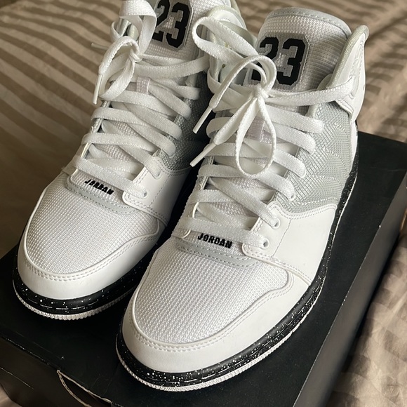 AirJordans size 7.5 in men or 9 in women very good condition - Picture 6 of 6